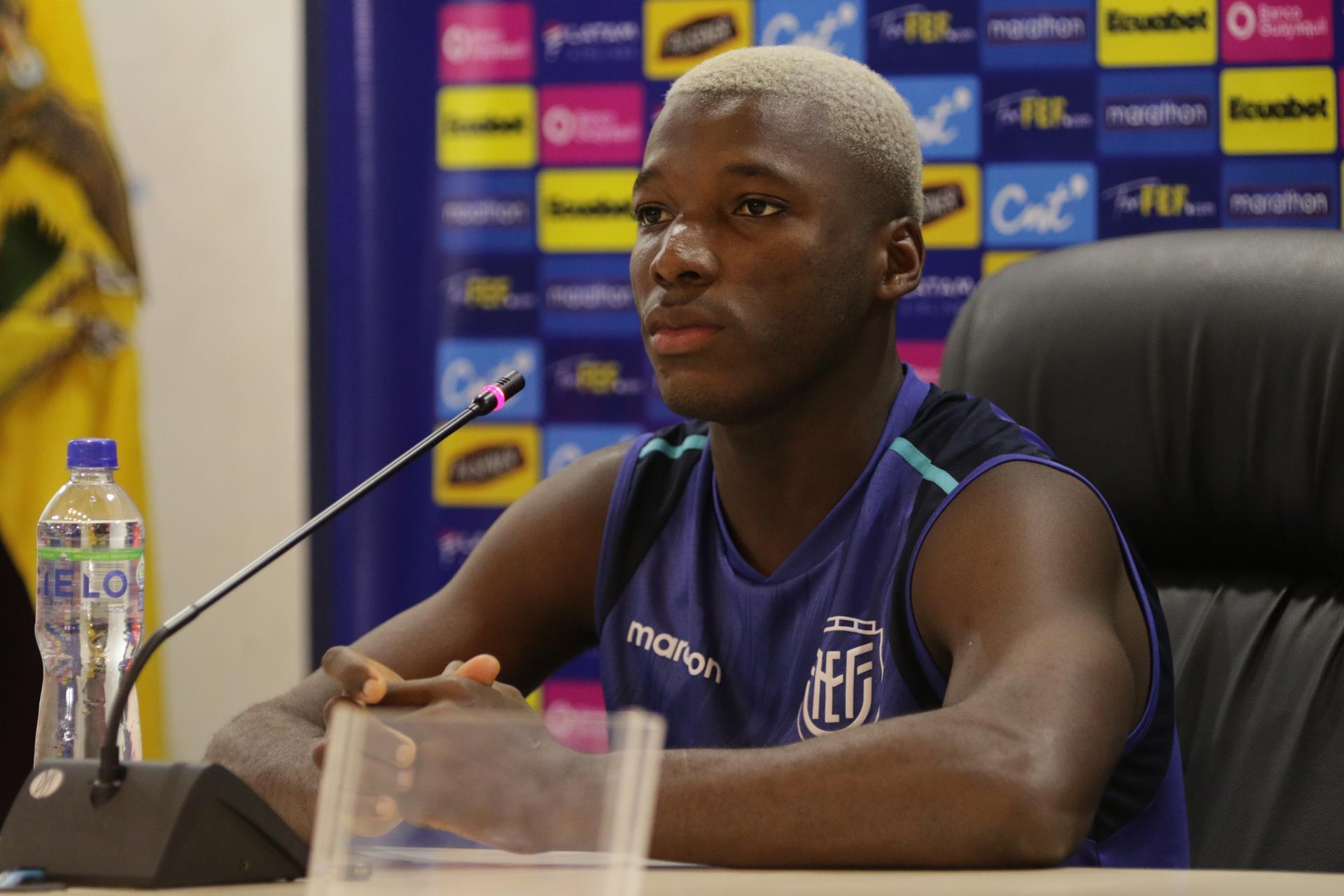 El centrocampista Moises Caicedo habla este lunes con periodistas en Guayaquil sobre el próximo partido de la selección de Ecuador en las eliminatorias del Mundial de 2026, este jueves contra la de Brasil. EFE/Jonathan Miranda
