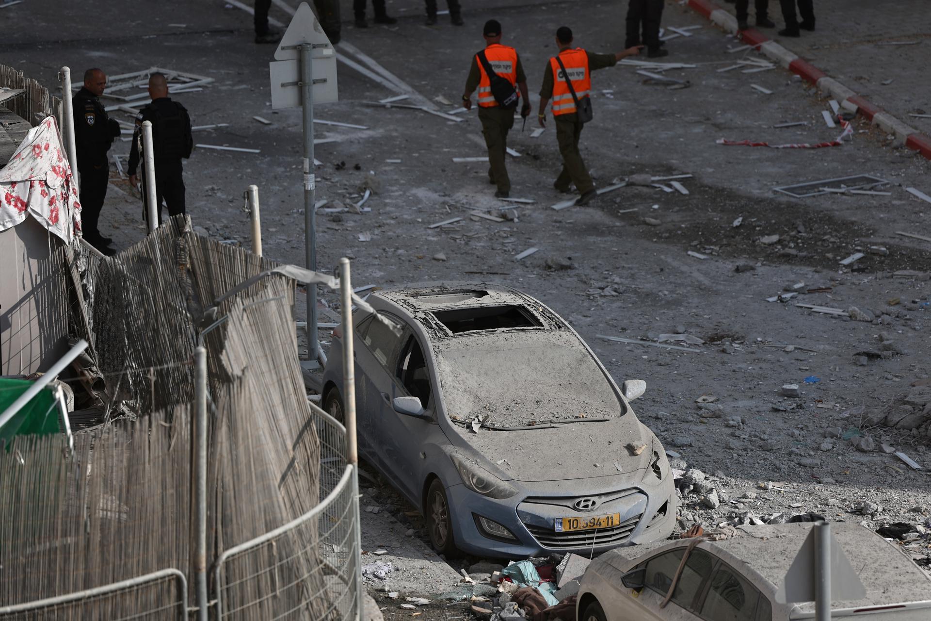 Vista de coches dañados y escombros mientras los equipos de rescate israelíes trabajan en el lugar de un ataque con misiles en una zona residencial de Be'er Sheva, en el sur de Israel, el 24 de junio de 2025. El ejército israelí declaró que Irán lanzó un aluvión de misiles balísticos contra Israel durante la noche. Magen David Adom (MDA), los servicios nacionales de emergencia de Israel, informaron de al menos cuatro muertos y decenas de heridos en el sur de Israel. 
EFE/EPA/ATEF SAFADI
//////////
Be'er Sheva (Israel), 24/06/2025.- A view of damaged cars and debris as Israeli rescue teams work at the site of a missile strike on a residential area in Be'er Sheva, southern Israel, 24 June 2025. Israel's military stated Iran launched a barrage of ballistic missiles at Israel overnight. Magen David Adom (MDA), Israel's national emergency services, reported at least four killed and dozens injured in southern Israel. EFE/EPA/ATEF SAFADI
