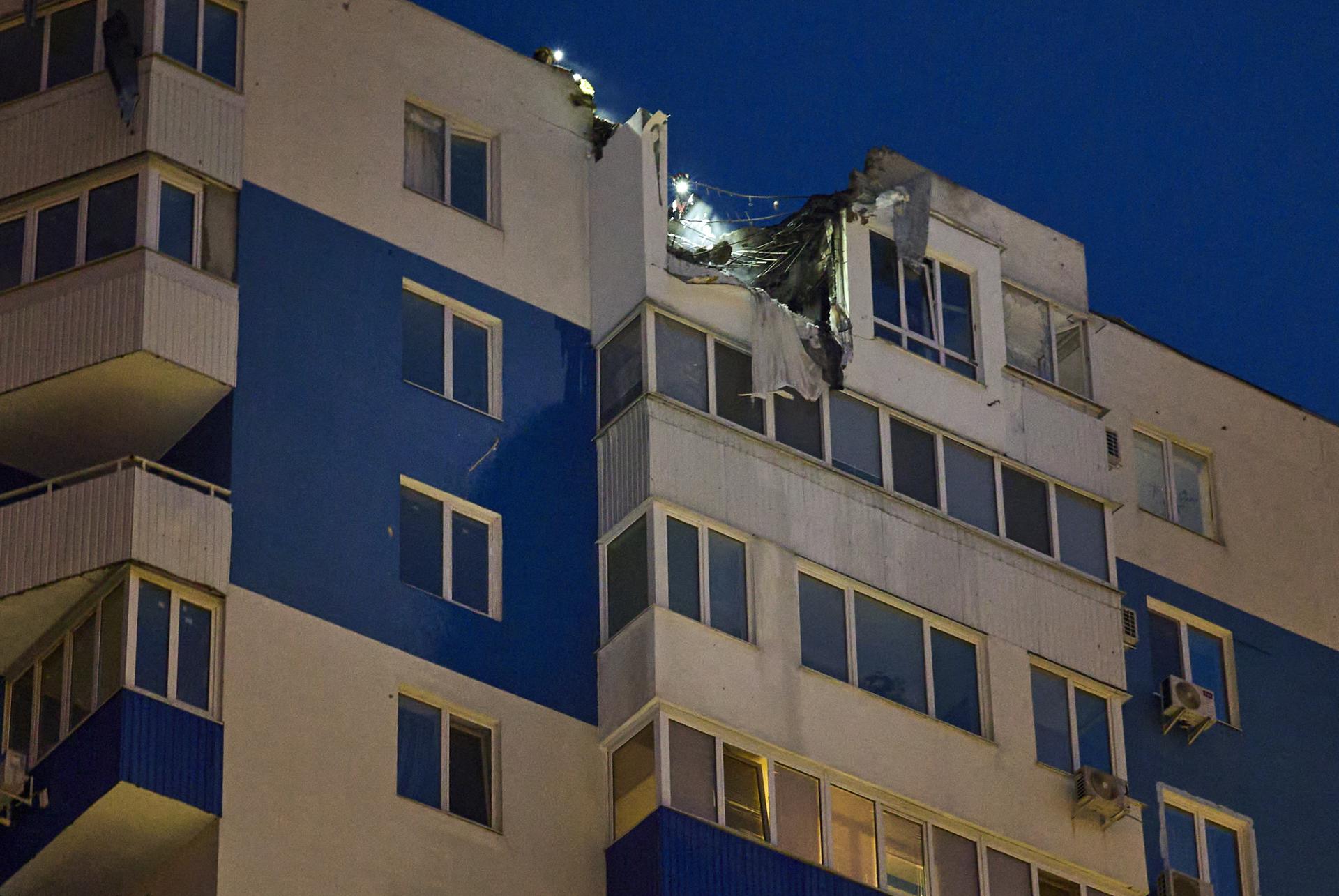 Daños en el lugar de un ataque con drones contra un edificio residencial en Járkov, noreste de Ucrania, el 5 de junio de 2025. EFE/EPA/SERGEY KOZLOV