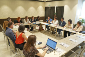 La vicepresidenta tercera y ministra española para la Transición Ecológica y Reto Demográfico, Sara Aagesen (c), mantiene una reunión este miércoles en Niza (Francia) con diversas organizaciones del proyecto MED30, entre las que se encuentran Oceana, OceanCare, ClientEarth, Fundación Marilles, MedSea Alliance y representantes de la campaña 'Let's Be Nice to the Ocean', en la que le han pedido implementar el Tratado de los Océanos, ratificado por España, seguir avanzando en la creación de nuevas áreas marinas protegidas y clasificar a dos especies en peligro de extinción. EFE/ Ocean Care SÓLO USO EDITORIAL / SÓLO DISPONIBLE PARA ILUSTRAR LA NOTICIA QUE ACOMPAÑA (CRÉDITO OBLIGATORIO)