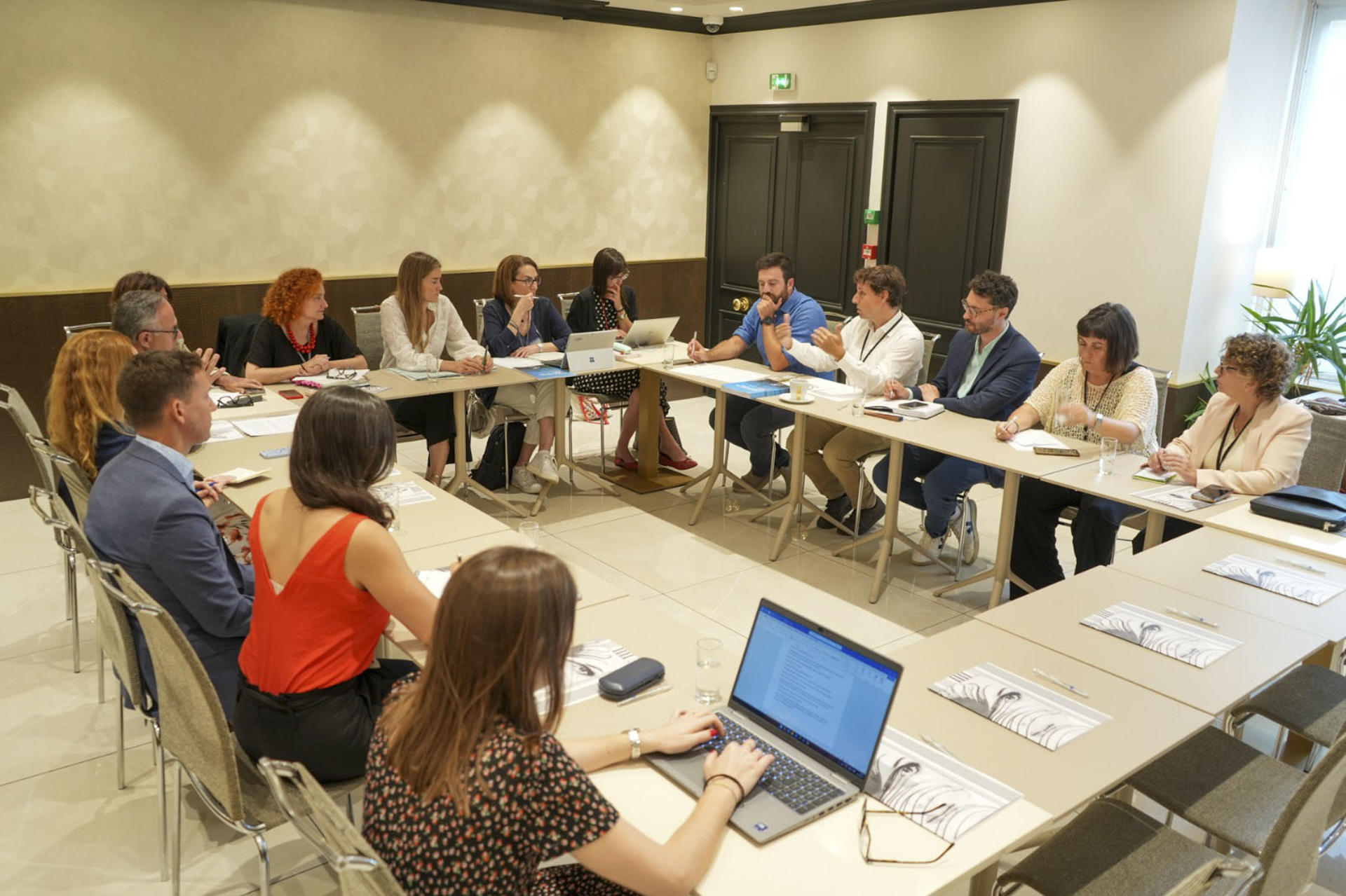 La vicepresidenta tercera y ministra española para la Transición Ecológica y Reto Demográfico, Sara Aagesen (c), mantiene una reunión este miércoles en Niza (Francia) con diversas organizaciones del proyecto MED30, entre las que se encuentran Oceana, OceanCare, ClientEarth, Fundación Marilles, MedSea Alliance y representantes de la campaña 'Let's Be Nice to the Ocean', en la que le han pedido implementar el Tratado de los Océanos, ratificado por España, seguir avanzando en la creación de nuevas áreas marinas protegidas y clasificar a dos especies en peligro de extinción. EFE/ Ocean Care SÓLO USO EDITORIAL / SÓLO DISPONIBLE PARA ILUSTRAR LA NOTICIA QUE ACOMPAÑA (CRÉDITO OBLIGATORIO)