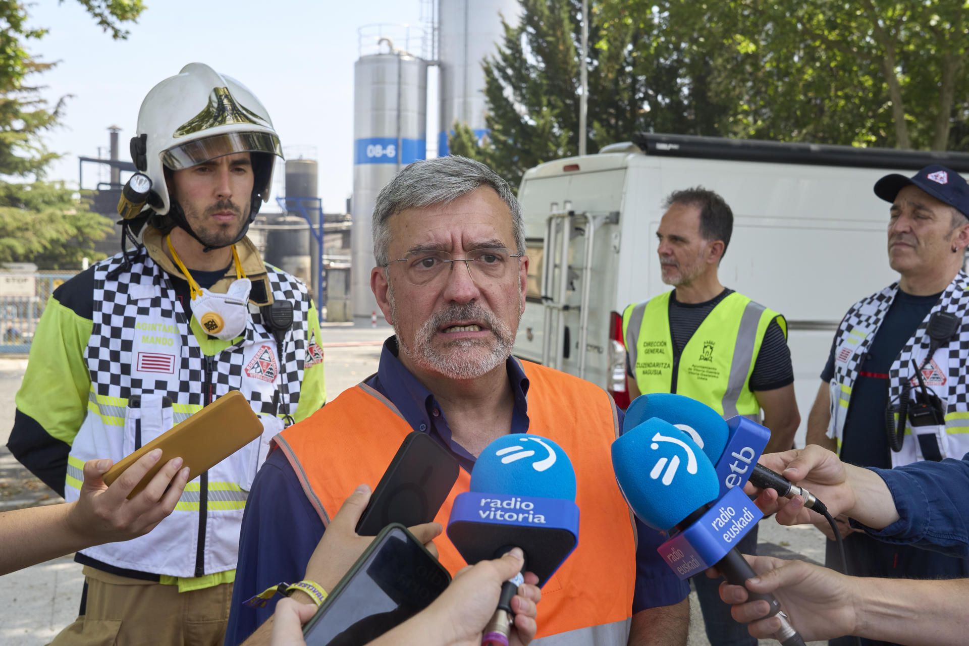 El concejal de seguridad Cesar Fernández de Landa, da parte del estado de la fabrica de a compañía familiar alavesa Lascaray-LEA, que sufrió ayer viernes un grave incendio, este sábado en Vitoria. El incendio sin heridos desatado ayer en la fábrica de productos de higiene personal LEA en Vitoria está controlado, aunque no extinguido totalmente, por lo que efectivos de los bomberos mantienen activa una línea de agua para apagar cualquier posible pequeño conato de fuego que pudiese reactivarse. EFE/ L. Rico
