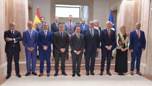 El ministro de Asuntos Exteriores, Unión Europea y Cooperación, José Manuel Albares (c), que se reúne con alcaldes del Campo de Gibraltar, representantes de la Junta de Andalucía, y asociaciones de trabajadores, empresariales y sociales para explicarles el acuerdo sobre el estatus de Gibraltar en la Unión Europea, posa para la foto de familia este viernes en Madrid. EFE/ Ministerio de Asuntos Exteriores // SOLO USO EDITORIAL/SOLO DISPONIBLE PARA ILUSTRAR LA NOTICIA QUE ACOMPAÑA (CRÉDITO OBLIGATORIO)