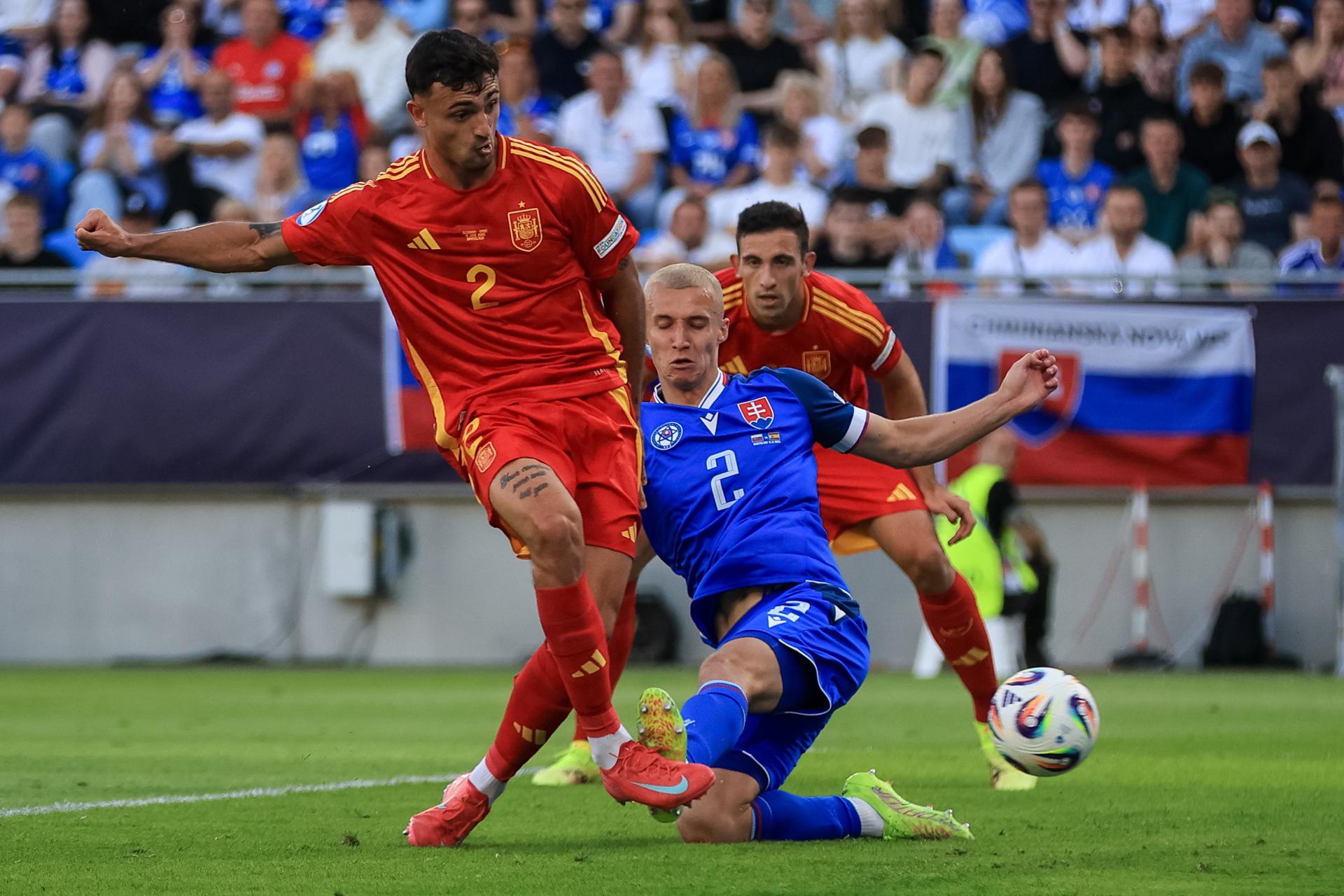 El jugador de la selección española Marc Pubill (i) marca el 0-1 frente a Eslovaquia durante el partido de la Eurocopa Sub-21 disputado en Bratislava, Eslovaquia. EFE/MARTIN DIVISEK