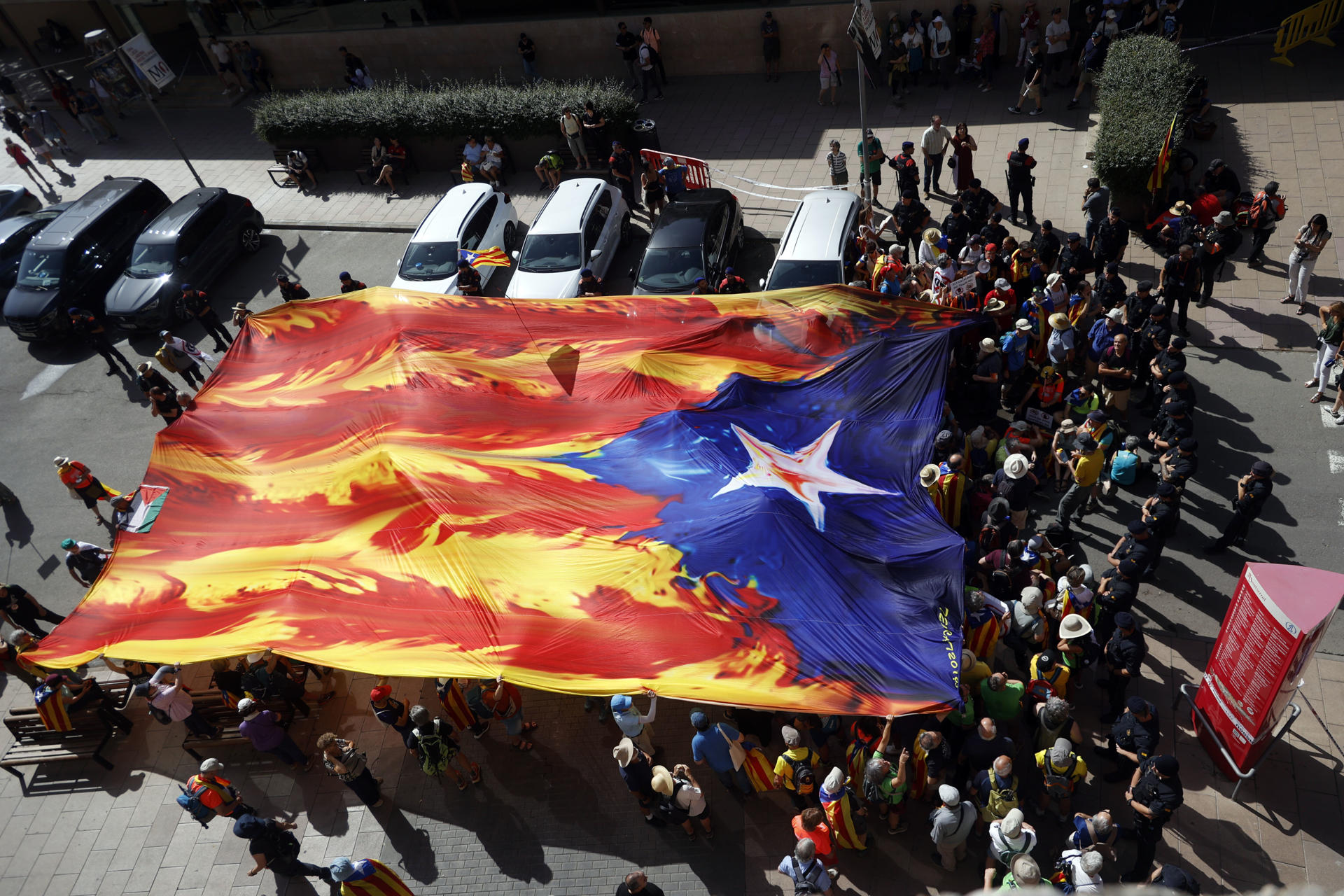 Aspecto de la concentración convocada por la ANC en Monistrol de Montserrat (Barcelona), a los pies del monasterio benedictino, en rechazo de la visita que el rey Felipe VI realiza hoy lunes a la abadía de Montserrat con motivo de la celebración del milenario de la fundación del monasterio. EFE/Quique García
