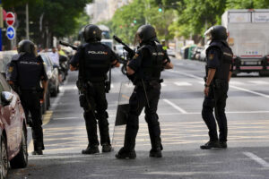 Miembros de la policía se preparan para disolver la manifestación de los trabajadores del metal en Cádiz este lunes cuando la patronal y el sindicato UGT han acordado un preacuerdo para la renovación del convenio del sector del metal de Cádiz, un acuerdo que es rechazado por CCOO y que tendrá que ser refrendado por las asambleas de trabajadores para desconvocar la huelga que este lunes se iba a convertir en indefinida. EFE/Román Ríos.