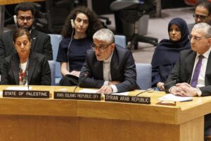 Fotografía de archivo del representante de Irán ante las Naciones Unidas, Saeed Iravani (c). EFE/EPA/SARAH YENESEL