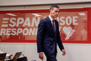 El presidente del Gobierno y líder del PSOE, Pedro Sánchez, ha admitido que los socialistas no debieron confiar en su hasta ahora secretario de Organización, Santos Cerdán, cuya dimisión le ha exigido al conocer el informe de la UCO que le implica en supuestos casos de corrupción y ha asegurado que "aunque la decepción es grande, la respuesta será siempre contundente", durante la rueda de prensa ofrecida este jueves en la sede del partido. EFE/Daniel Gonzalez