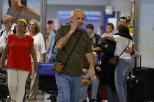 El periodista, productor y traductor gazatí, Kayed Hammad, a su llegada hoy sábado al aeropuerto de Málaga. EFE / Jorge Zapata.