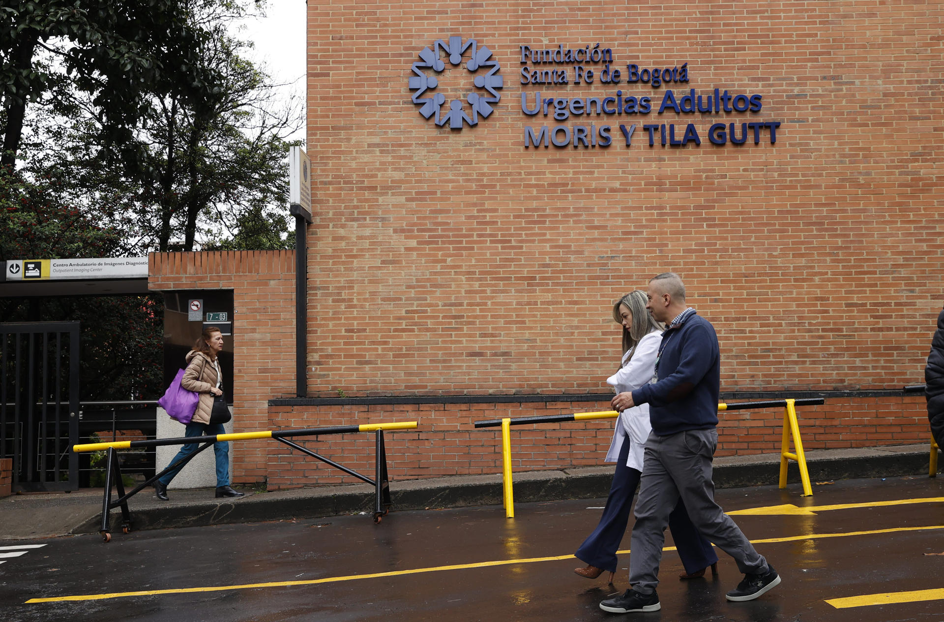 Personas caminan frente a la Fundación Clínica Santa Fe este lunes, donde es atendido el senador y precandidato presidencial Miguel Uribe Turbay en Bogotá (Colombia). EFE/ Mauricio Dueñas Castañeda
