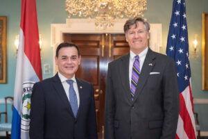 Fotografía cedida por el Ministerio de Relaciones Exteriores de Paraguay que muestra al ministro de esta cartera, Rubén Ramírez (i), y al subsecretario de Estado de EE.UU., Christopher Landau, posando durante una reunión este martes en Washington (Estados Unidos). EFE/ Ministerio de Relaciones Exteriores de Paraguay