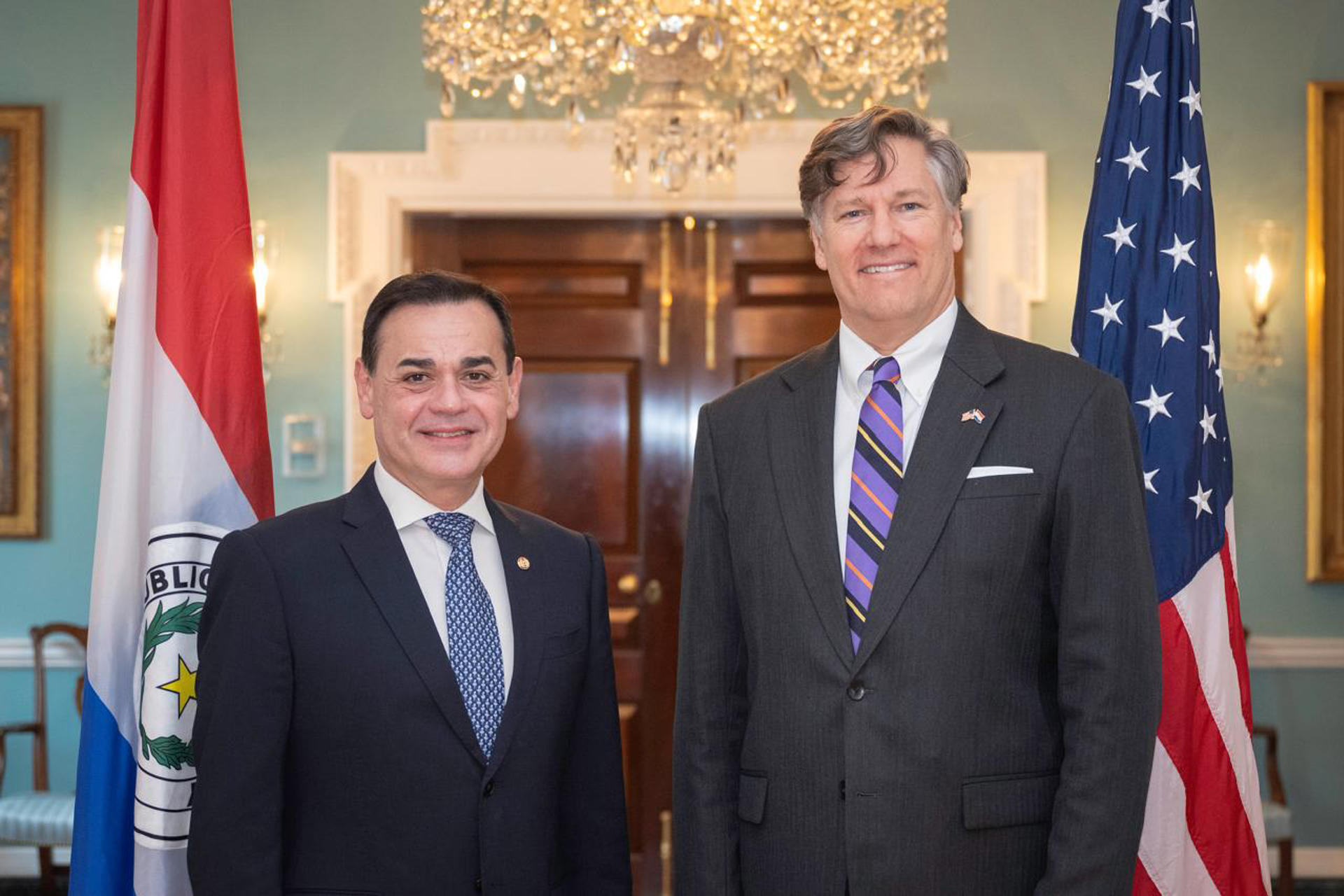 Fotografía cedida por el Ministerio de Relaciones Exteriores de Paraguay que muestra al ministro de esta cartera, Rubén Ramírez (i), y al subsecretario de Estado de EE.UU., Christopher Landau, posando durante una reunión este martes en Washington (Estados Unidos). EFE/ Ministerio de Relaciones Exteriores de Paraguay
