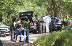 La Guardia Civil investiga el hallazgo de dos cadáveres dentro de un coche calcinado en el municipio pontevedrés de Campo Lameiro. El vehículo, que fue encontrado por unos senderistas, apareció en una zona apartada del lugar de Caneda, según ha confirmado el subdelegado del Gobierno en Pontevedra, Abel Losada. EFE/ Xoán Rey