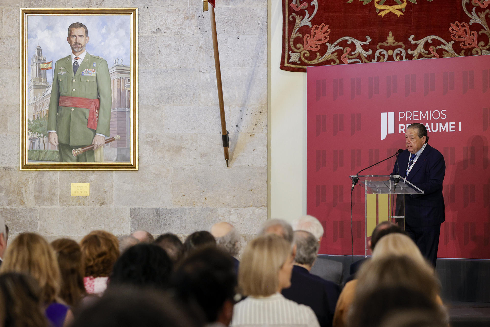 El presidente de la Fundación Valenciana Premio Rei Jaume I, Vicente Boluda, durante su intervención previa a la deliberación de los jurados de la 37ª edición de los Premios Rei Jaume I, entre ellos 20 premios Nobel, que dan a conocer este martes los galardonados con 100.000 euros en cada una de sus siete categorías (Investigación Básica, Economía, Investigación Biomédica, Investigación Clínica y Salud Pública, Protección del Medio Ambiente, Nuevas Tecnologías y Revelación Empresarial) de entre 226 candidaturas, de las cuales las mujeres representan este año más de un tercio del total. EFE/Manuel Bruque
