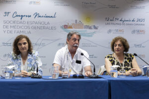 La obesidad como enfermedad crónica y no un problema estético y los estragos en la salud de los microplásticos y otros disruptores endocrinos centran la segunda jornada del 31º Congreso de la Sociedad Española de Médicos Generales y de Familia (SEMG), que reúne en Las Palmas a más de 2.500 profesionales. En la imagen rueda de prensa de la responsable del Grupo Cardiovascular de la SEMG, Isabel Egocheaga (d); el representante del Grupo de Endocronología y Nutrición, José Manuel Cucalón (c); y la enfermera educadora en diabetes, Eva Sáez (i). EFE/ Quique Curbelo