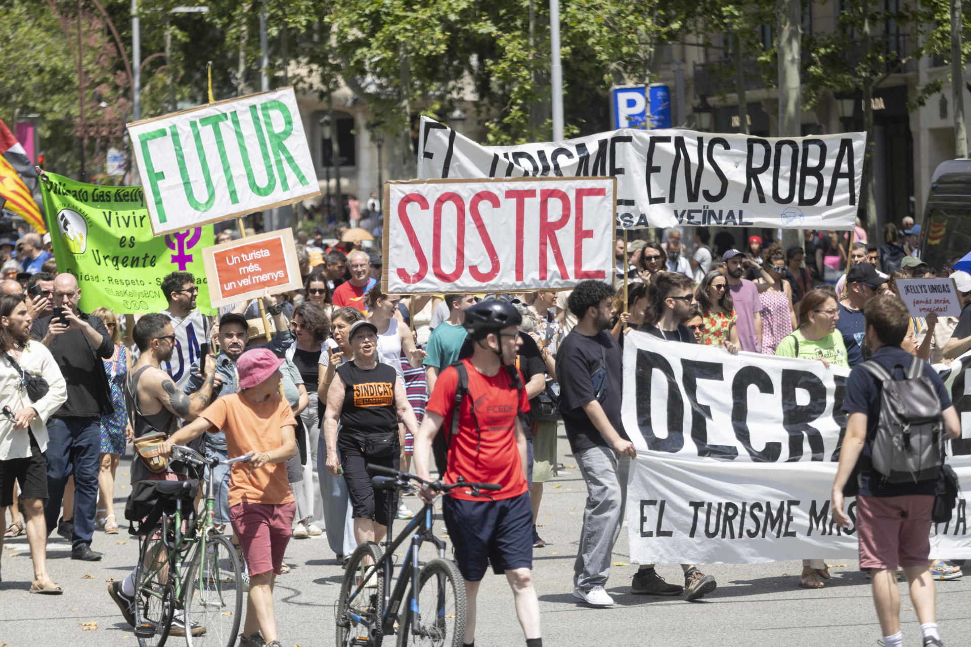 Unas 600 personas convocadas por la Asamblea de Barrios por el Decrecimiento Turístico se manifiestan este domingo por las calles de Barcelona para protestar contra el turismo masivo en la ciudad, en una marcha que los Mossos d'Esquadra han impedido llegar a las inmediaciones de la Sagrada Familia. EFE/ Marta Pérez