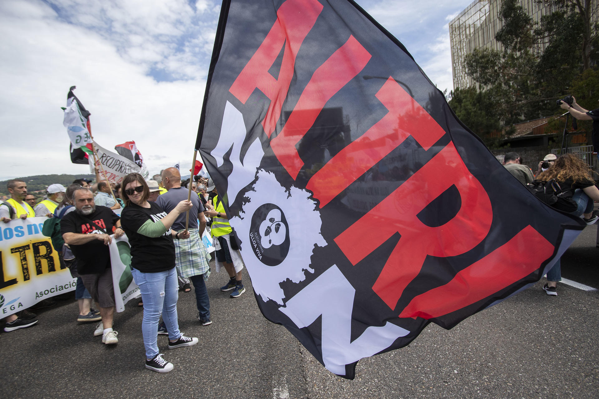 Colectivos ecologistas, plataformas vecinales y movimientos sociales han convocado una nueva manifestación para reclamar la marcha de la fábrica de celulosa de Ence de la ría de Pontevedra y frenar el proyecto de Altri en Palas (Lugo), en lo que han denominado como campaña contra un modelo industrial "depredador e insostenible". EFE/ Salvador Sas