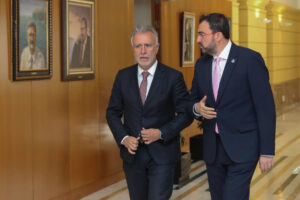 El presidente del Principado, Adrián Barbón (d), y el ministro de Política Territorial y Memoria Democrática, Ángel Víctor Torres (i), en imagen de archivo. EFE/J.L.Cereijido.