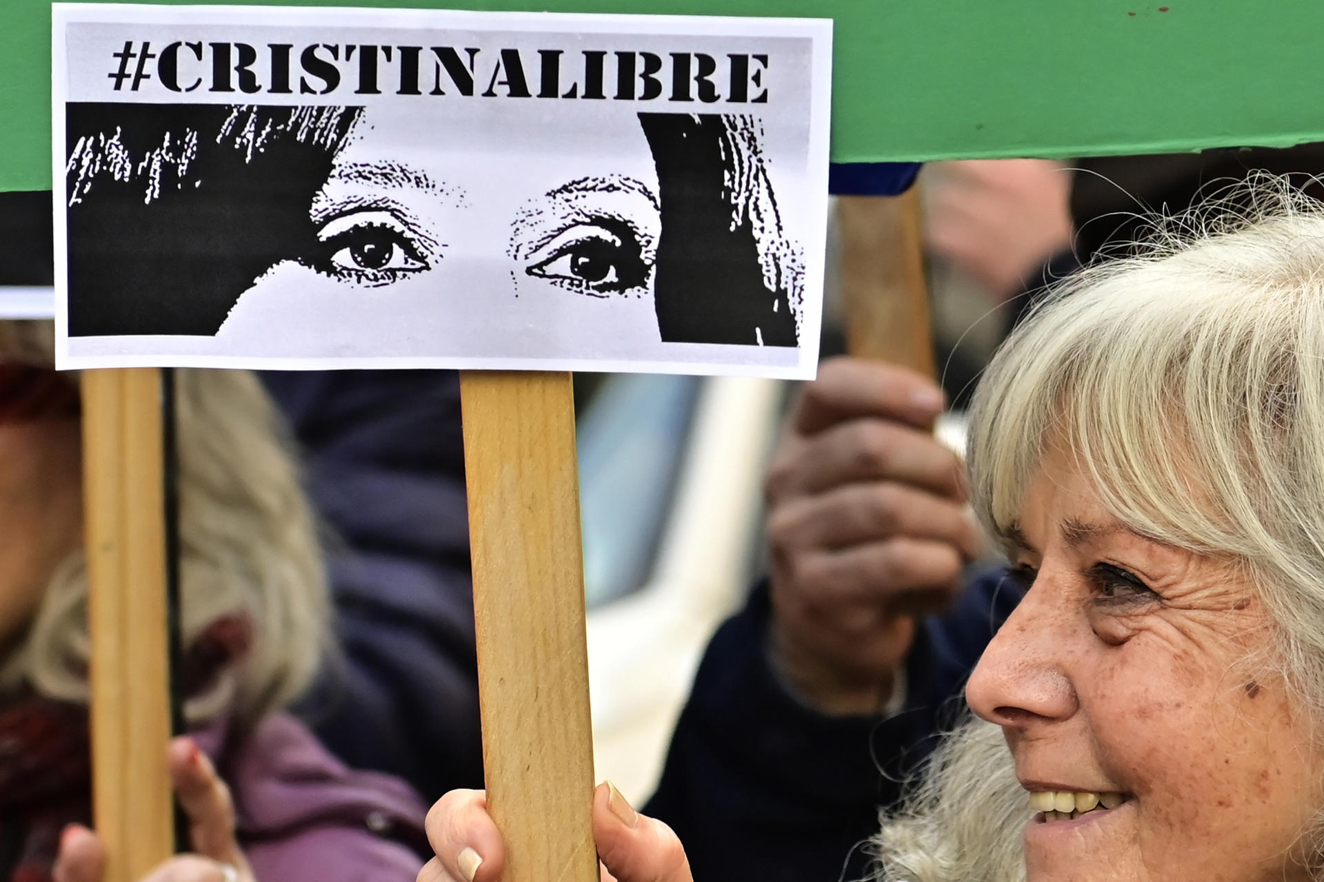Una mujer sostiene un cartel en la puerta de la casa de la expresidenta de Argentina Cristina Fernández de Kirchner este martes en Buenos Aires (Argentina). EFE/Matías Martín Campaya