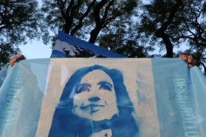 Una persona sostiene una bandera con la imagen de la expresidenta Cristina Fernández en Buenos Aires (Argentina). Foto de archivo. EFE/ Enrique García Medina