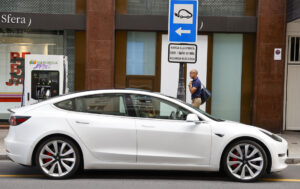 Imagen de archivo de un vehículo eléctrico Tesla durante una recarga en Bilbao. EFE/Luis Tejido