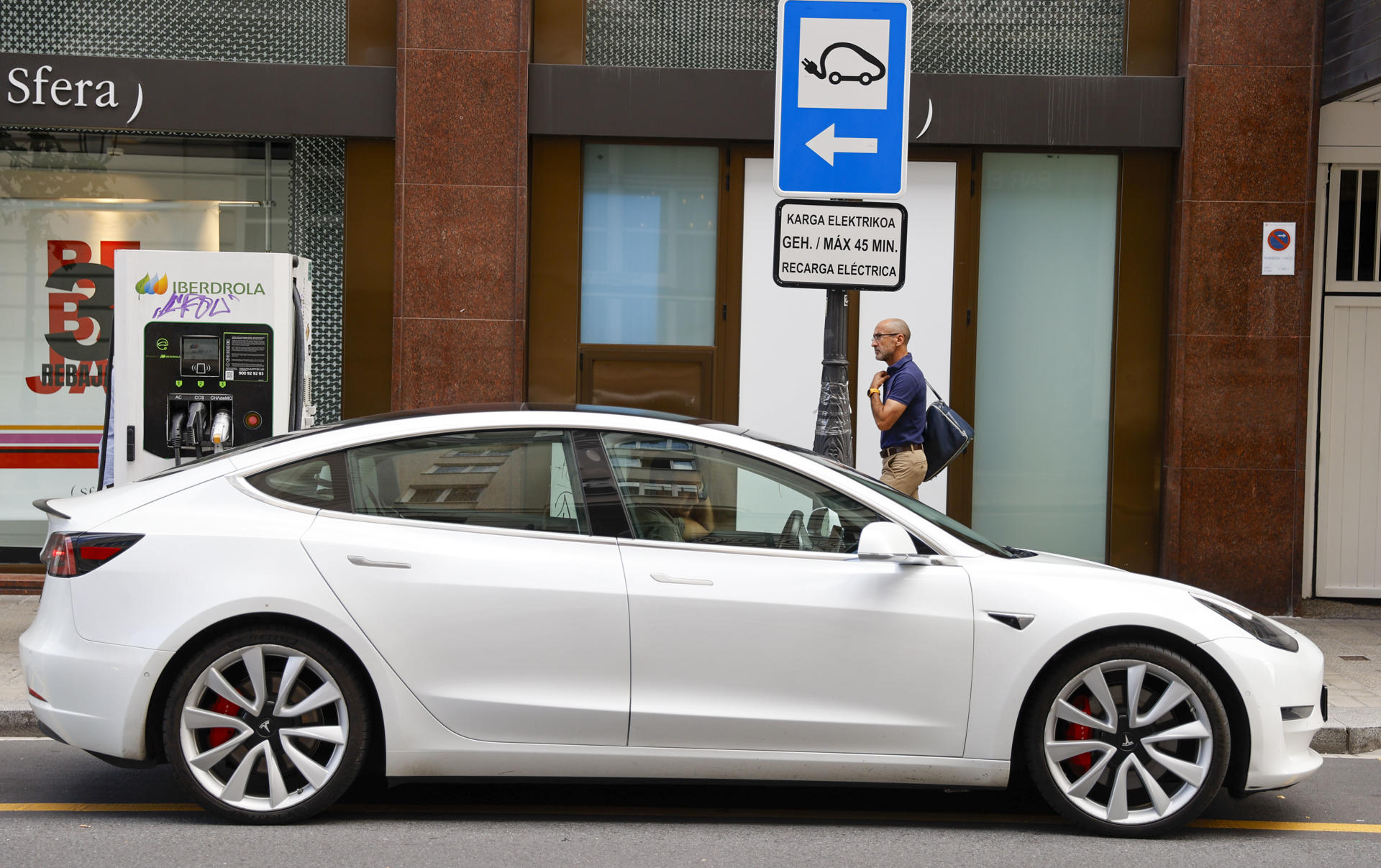 Imagen de archivo de un vehículo eléctrico Tesla durante una recarga en Bilbao. EFE/Luis Tejido