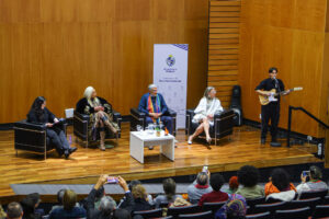Karina Pankievich (2-i), Fernando Frontan (c) y la secretaria de Derechos Humanos de Uruguay, Alejandra Collette Spinetti (2-d) asisten al homenaje denominado Orgullo y Memoria, este 24 de junio de 2025 en Montevideo (Uruguay). EFE/ Gastón Britos