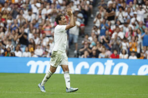 El exjugador del Real Madrid Raúl González Blanco aplaude al público al final del partido benéfico de leyendas XII Corazón Classic Match Real Madrid-Borussia Dortmund en el Santiago Bernabéu en Madrid. EFE/ Juanjo Martín