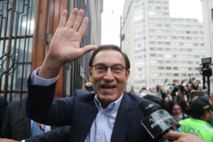 El expresidente de Perú Martín Vizcarra saluda a su llegada este jueves, a un juzgado en Lima (Perú). EFE/ Paolo Aguilar