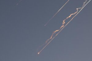Misiles balísticos y estelas de humo de misiles balísticos en el cielo sobre Jerusalén, Israel, 14 de junio de 2025. EFE/EPA/ABIR SULTAN