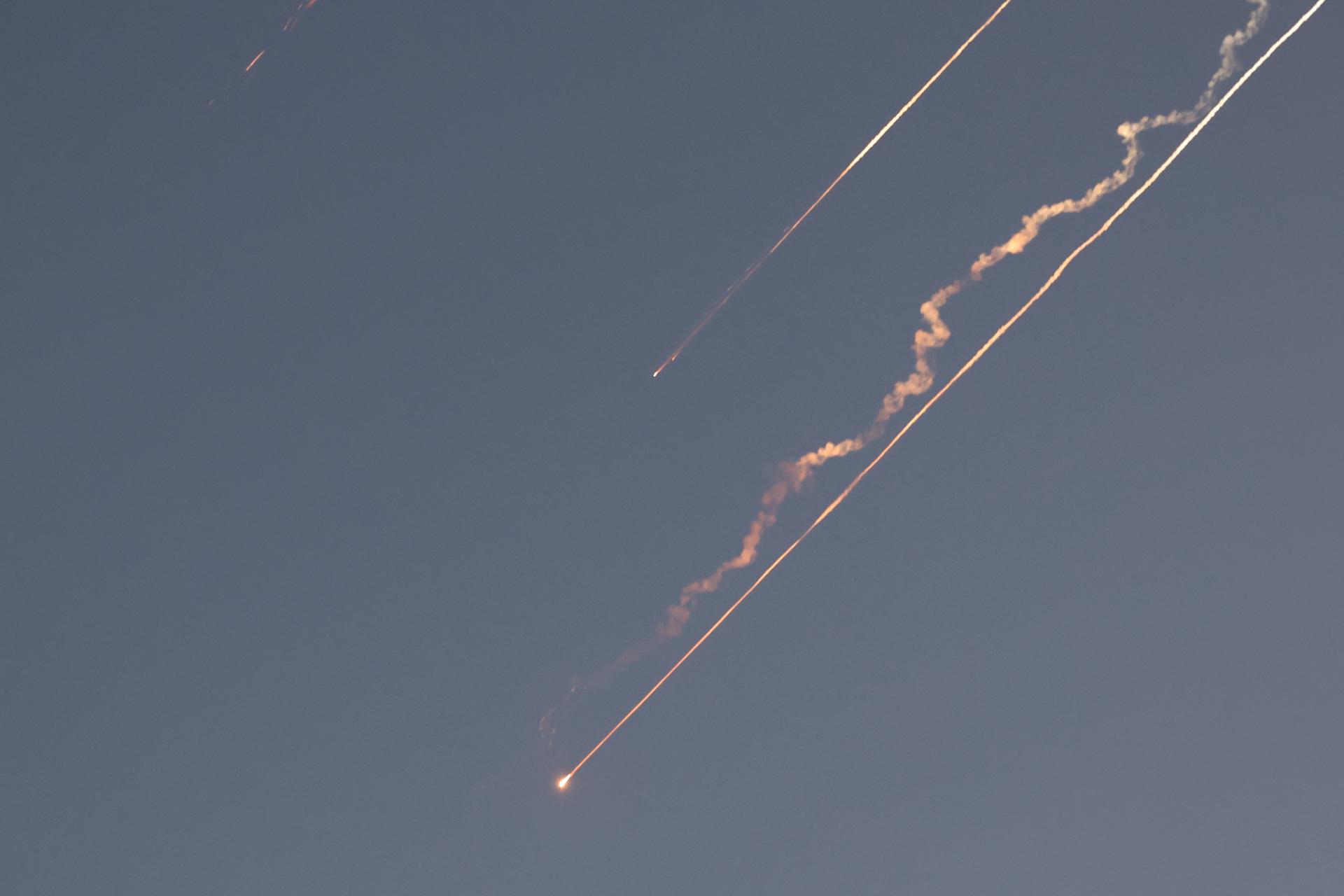 Misiles balísticos y estelas de humo de misiles balísticos en el cielo sobre Jerusalén, Israel, 14 de junio de 2025. EFE/EPA/ABIR SULTAN