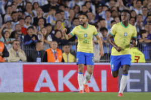 El brasileño Matheus Cunha (c) celebra un gol en partido disputado el pasado día 25. EFE/Juan Ignacio Roncoroni