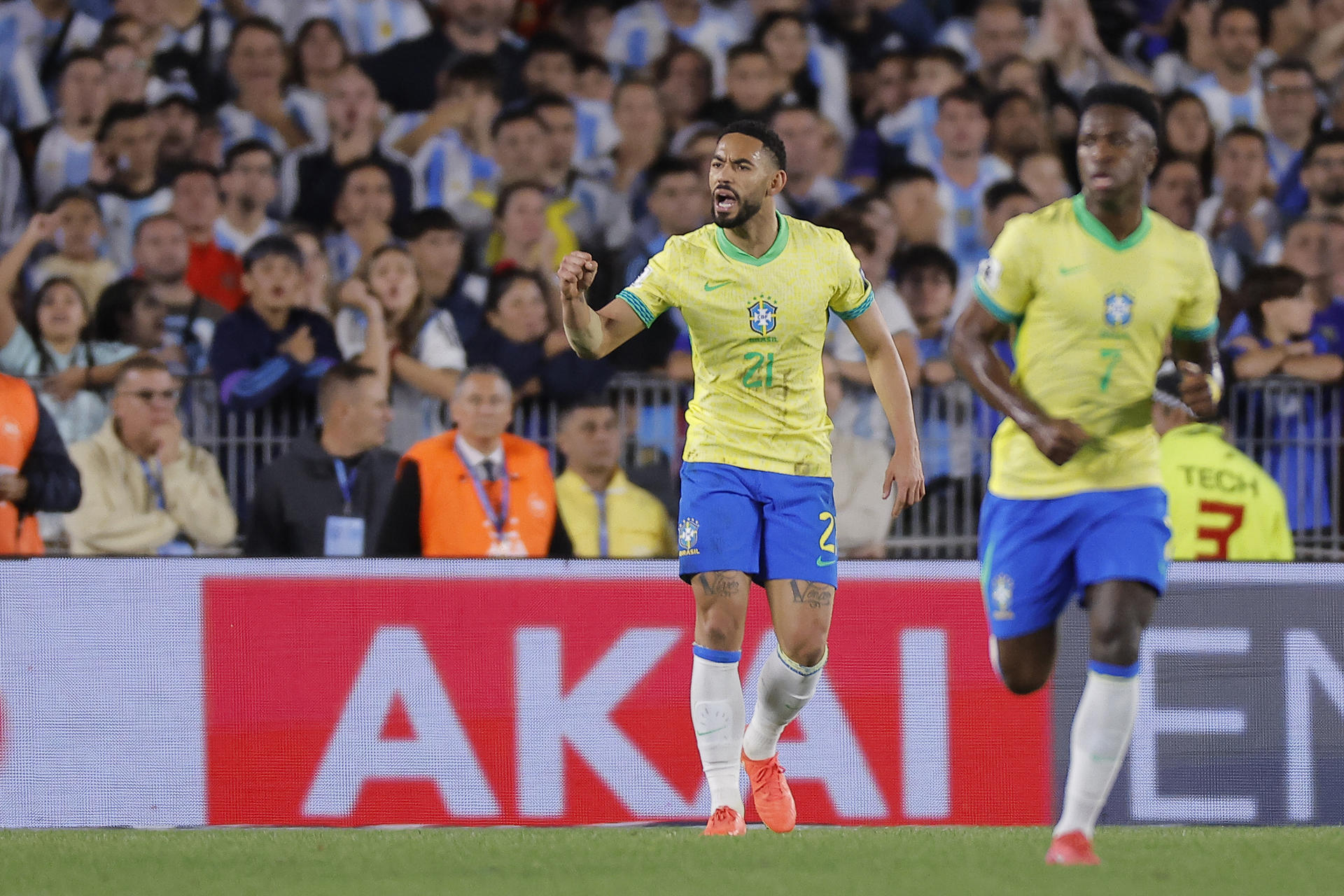 El brasileño Matheus Cunha (c) celebra un gol en partido disputado el pasado día 25. EFE/Juan Ignacio Roncoroni
