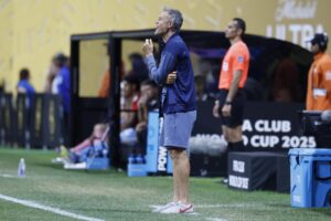 El entrenador del Paris Saint Germain, Luis Enrique, en acción ante el Inter Miami durante el Mundial de Clubes 2025. EFE/ERIK S. LESSER
