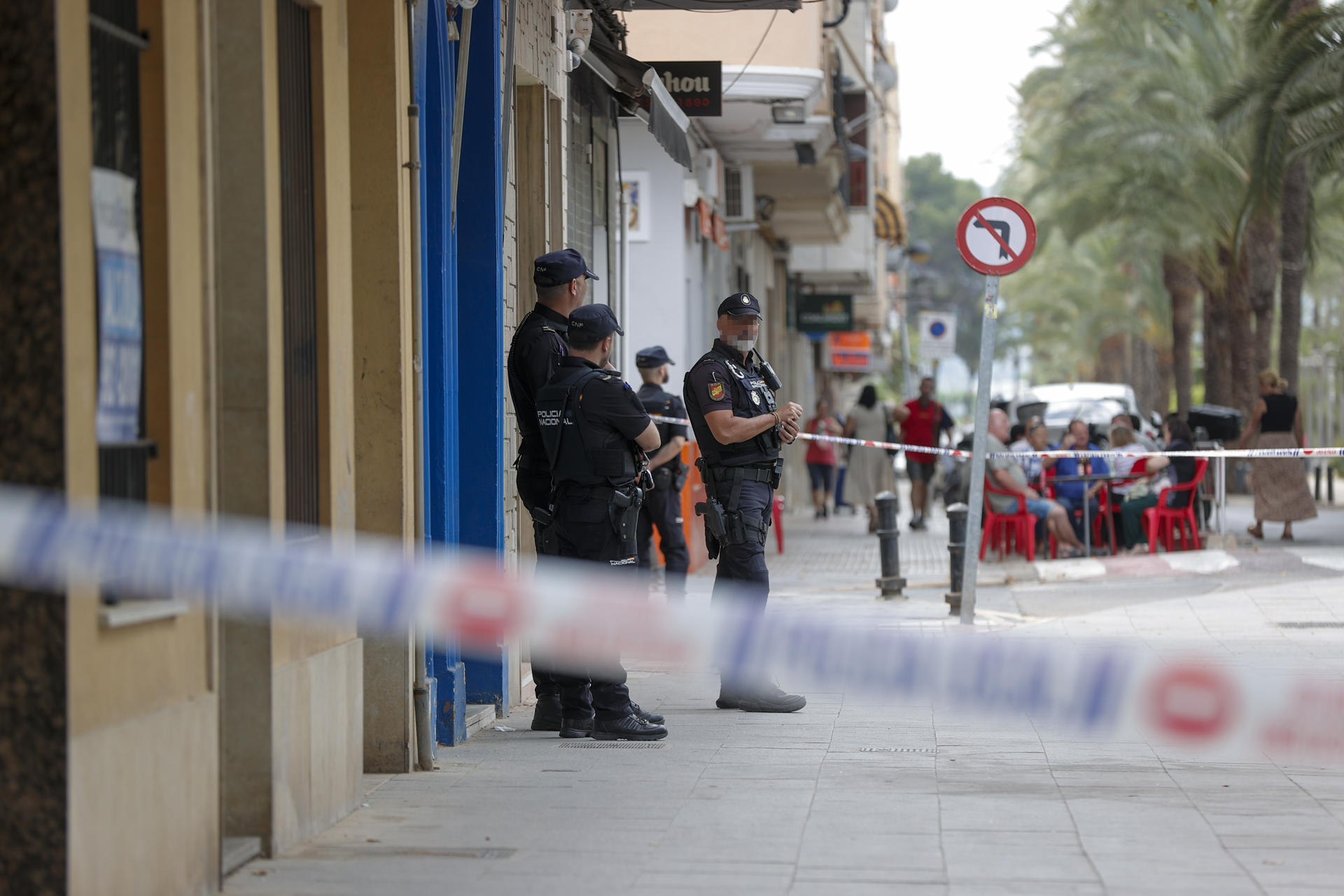Efectivos de la Policía Nacional a las puertas del inmueble donde este miércoles un hombre de 34 años ha matado presuntamente a su mujer y a su hijo de 3 años en Algemesí (Valencia) y ha sido detenido. Los hechos han ocurrido sobre las seis de la mañana de este miércoles, tras una discusión familiar en un domicilio, según la llamada recibida por el 112, que avisó a la Policía. Los agentes de la Policía Nacional y Local desplazados al lugar encontraron los cuerpos de la mujer y su hijo y practicaron maniobras de reanimación al menor junto a los servicios sanitarios, pero no pudieron salvarle la vida. EFE/Manuel Bruque