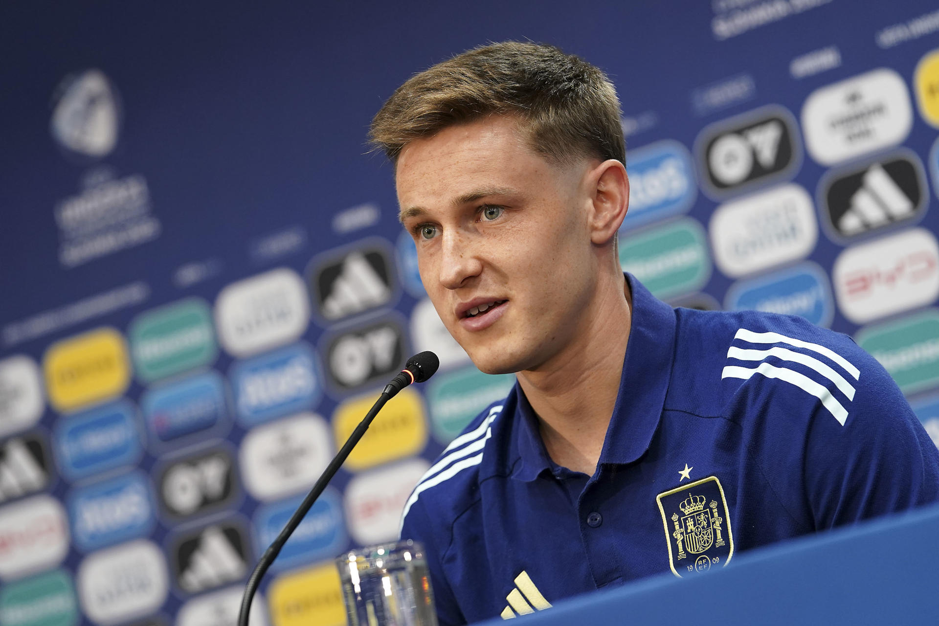 El jugador de la selección española sub21, Beñat Turriente, durante la rueda de prensa que ha ofrecido hoy martes en el Estadio Nacional de Bratislava previo al encuentro que disputan mañana frente a la selección de Eslovaquía. EFE / RFEF