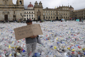 Una persona sostiene un cartel durante una protesta este martes, en la Plaza de Bolívar en Bogotá (Colombia). EFE/ Mauricio Dueñas Castañeda