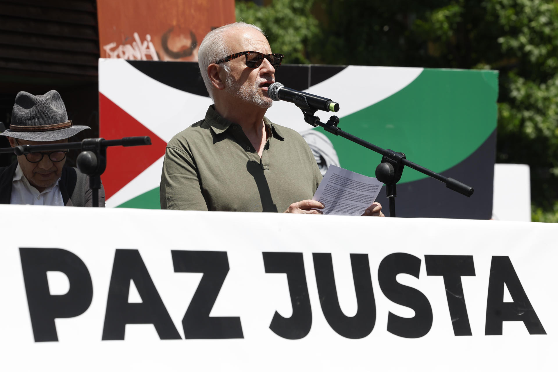 El actor Juan Echanove interviene durante la protesta convocada por la plataforma Parar la Guerra con el objetivo de parar el "genocidio" israelí en Gaza y exigir un alto el fuego permanente, una convocatoria a la que se han sumado, entre otros, la escritora Elvira Lindo, el poeta Benjamín Prado o el director de cine Rodrigo Sorogoyen. EFE/ Chema Moya