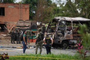 Integrantes de las Fuerzas Armadas de Colombia fueron captados el pasado martes, 10 de junio, en la zona de un ataque con explosivos a un vehículo de transporte público, a pocos metros del peaje de la población de Villa Rica (Cauca, Colombia). EFE/Ernesto Guzmán