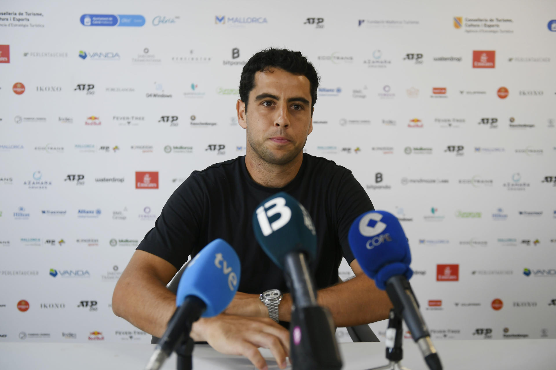 El tenista Jaume Munar en rueda de prensa previa al inicio del torneo de tenis Mallorca Championships, en Santa Ponsa, Mallorca. EFE/Miquel A. Borràs