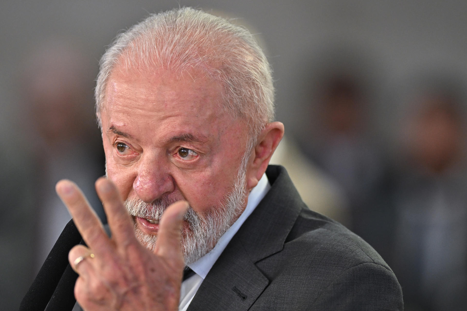 El presidente de Brasil, Luiz Inácio Lula da Silva, habla durante una rueda de prensa este martes, en el Palacio del Planalto en Brasilia (Brasil). EFE/ Andre Borges
