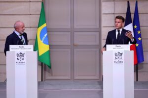 PARIS, 05/06/2025.- El presidente francés, Emmanuel Macron (C) y el brasileño, Luiz Inacio Lula da Silva (I), durante la conferencia de prensa conjunta que ofrecieron ambos el Palacio del Elíseo. EFE/EPA/CHRISTOPHE PETIT TESSON / POOL