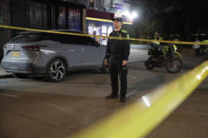Un integrante de la Policía Nacional de Colombia custodia la zona donde fue herido el senador colombiano Miguel Uribe Turbay, uno de los aspirantes presidenciales del partido uribista Centro Democrático (de derecha), este sábado en Bogotá (Colombia). EFE/ Carlos Ortega