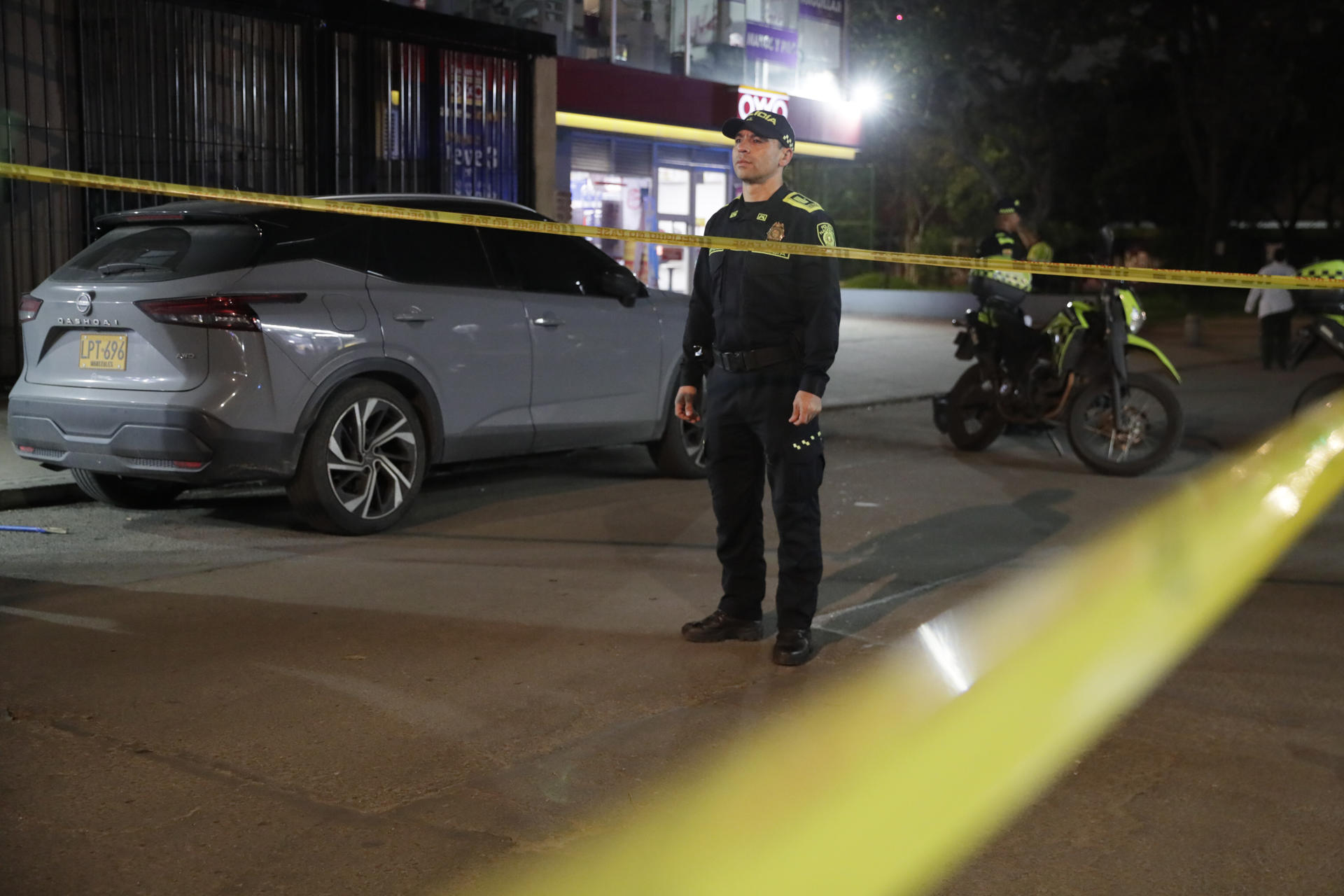 Un integrante de la Policía Nacional de Colombia custodia la zona donde fue herido el senador colombiano Miguel Uribe Turbay, uno de los aspirantes presidenciales del partido uribista Centro Democrático (de derecha), este sábado en Bogotá (Colombia). EFE/ Carlos Ortega