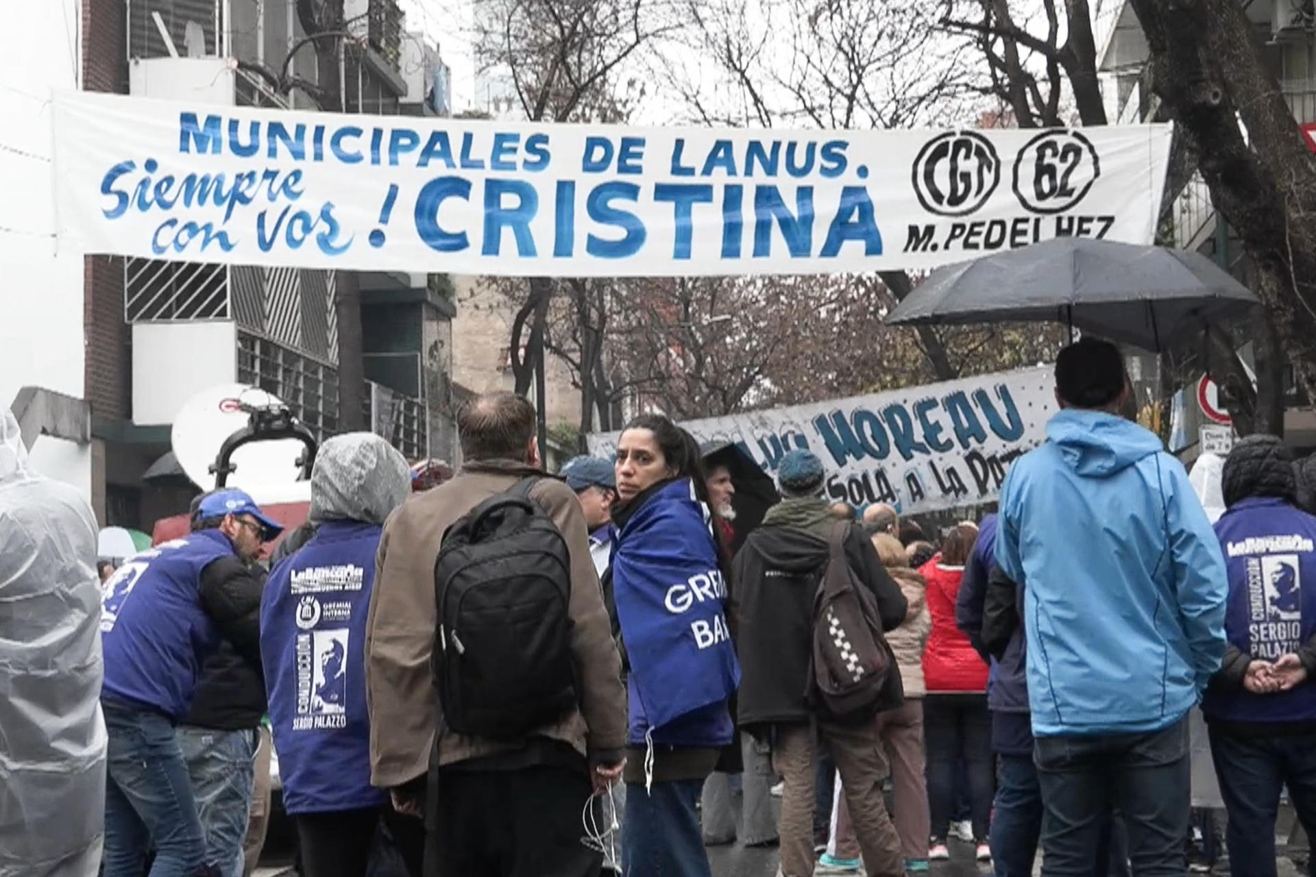 Captura de pantalla de video que muestra a simpatizantes de la expresidenta argentina Cristina Fernández este viernes, en Buenos Aires (Argentina). EFE/ Julieta Barrera