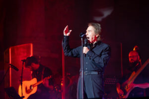 El cantante Raphael regresa a los escenarios con un concierto en el Teatro Romano de Mérida en el que ha repasado algunos de sus grandes e históricos temas junto a canciones de su último trabajo, 'Ayer... aún', un homenaje a la canción francesa. EFE/Jero Morales