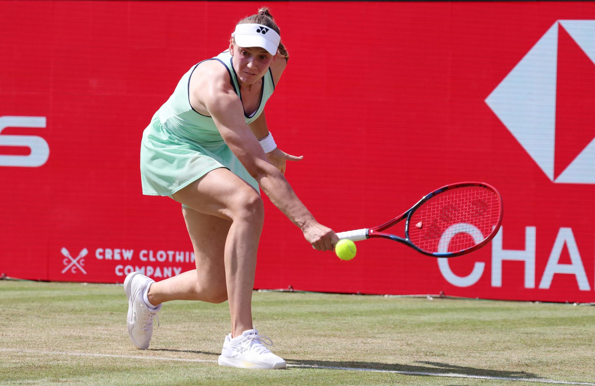 La kazaja Elena Rybakina en acción en los cuartos de final del torneo de Queen's ante la alemana Tatjana Maria-EFE/EPA/ANDY RAIN