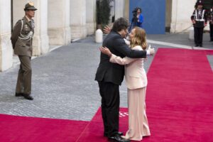 La primera ministra italiana Giorgia Meloni (D) recibe al presidente de Argentina, Javier Milei, en el Palacio Chigi de Roma, Italia, el 6 de junio de 2025. (Italia, Roma) 
EFE/EPA/MASSIMO PERCOSSI
//////////
Roma (Italy), 06/06/2025.- Italian Prime Minister Giorgia Meloni (R) welcomes Argentina's President Javier Milei at the Chigi Palace in Rome, Italy, 06 June 2025. (Italia, Roma) EFE/EPA/MASSIMO PERCOSSI