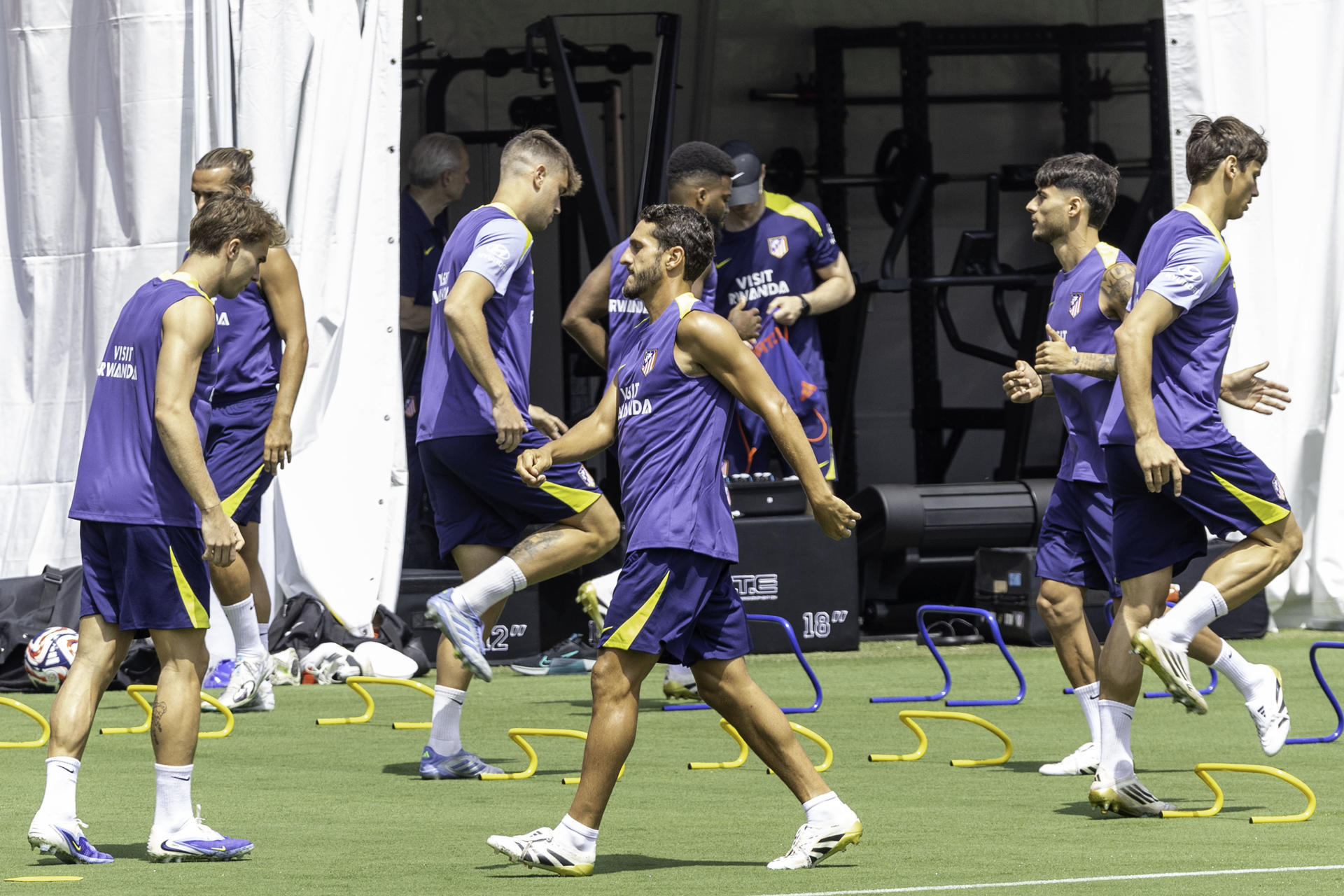 Jugadores del Atlético de Madrid entrenan este miércoles, en el estadio Memorial Colisseum de Los Ángeles (Estados Unidos). EFE/ Armando Arorizo