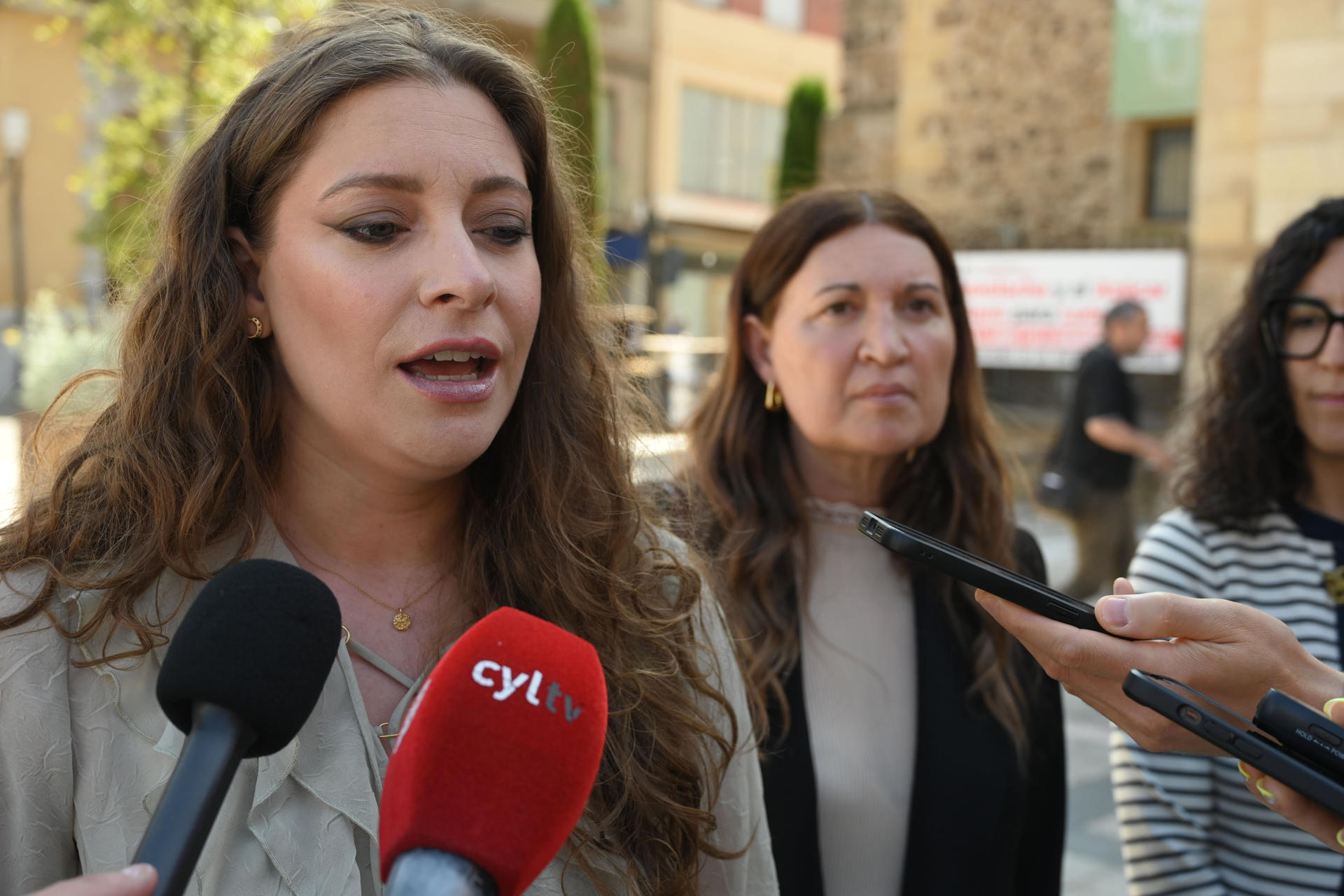La vicesecretaria de Sanidad y Educación del Partido Popular, Ester Muñoz (i). EFE/J.Casares